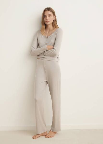 Mango Meta ad example started 2026-07-29: Pantaloni pigiama cotone pizzo, Camicia da notte cotone, Maglietta maglia coste bottoni, Pantaloni pigiama maglia coste, Vestito asimmetrico schiena scoperta, Vestito asimmetrico schiena scoperta
