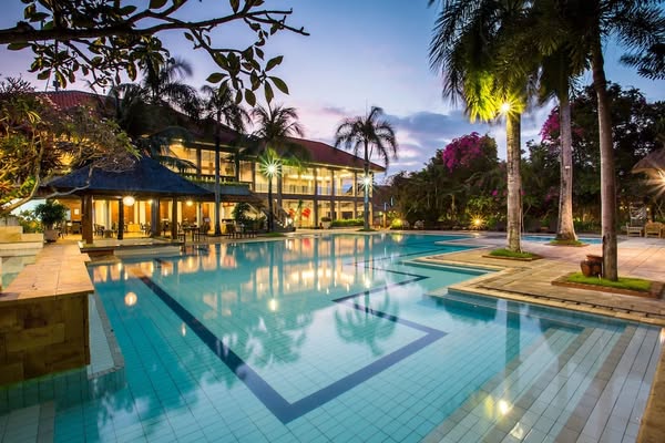 Expedia Meta ad example started 2026-06-05: Treehouse Hotel London, Taruna Homestay, Bavarian Lodge, Plagoo Holiday Hotel, Novotel Thalassa Le Touquet Hotel, Le Mas d'Aigret